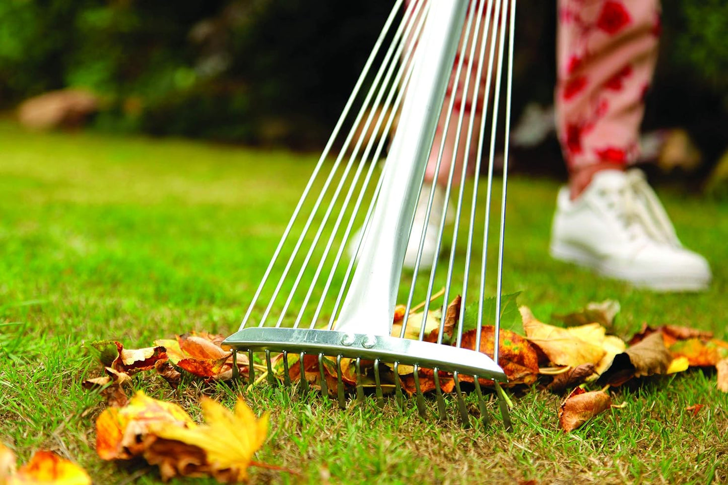 Spear & Jackson Expanding Lawn Rake